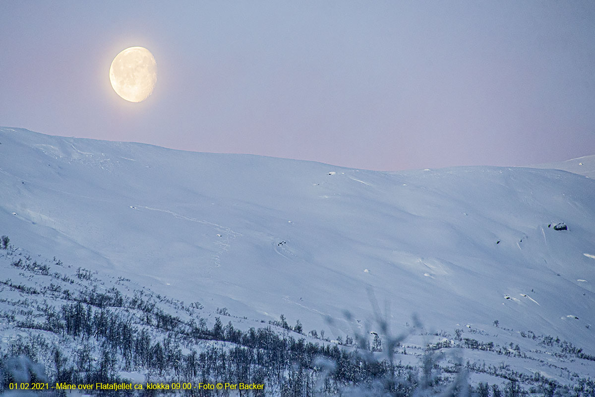 Måne over Flatafjellet ca. klokka 09.00
