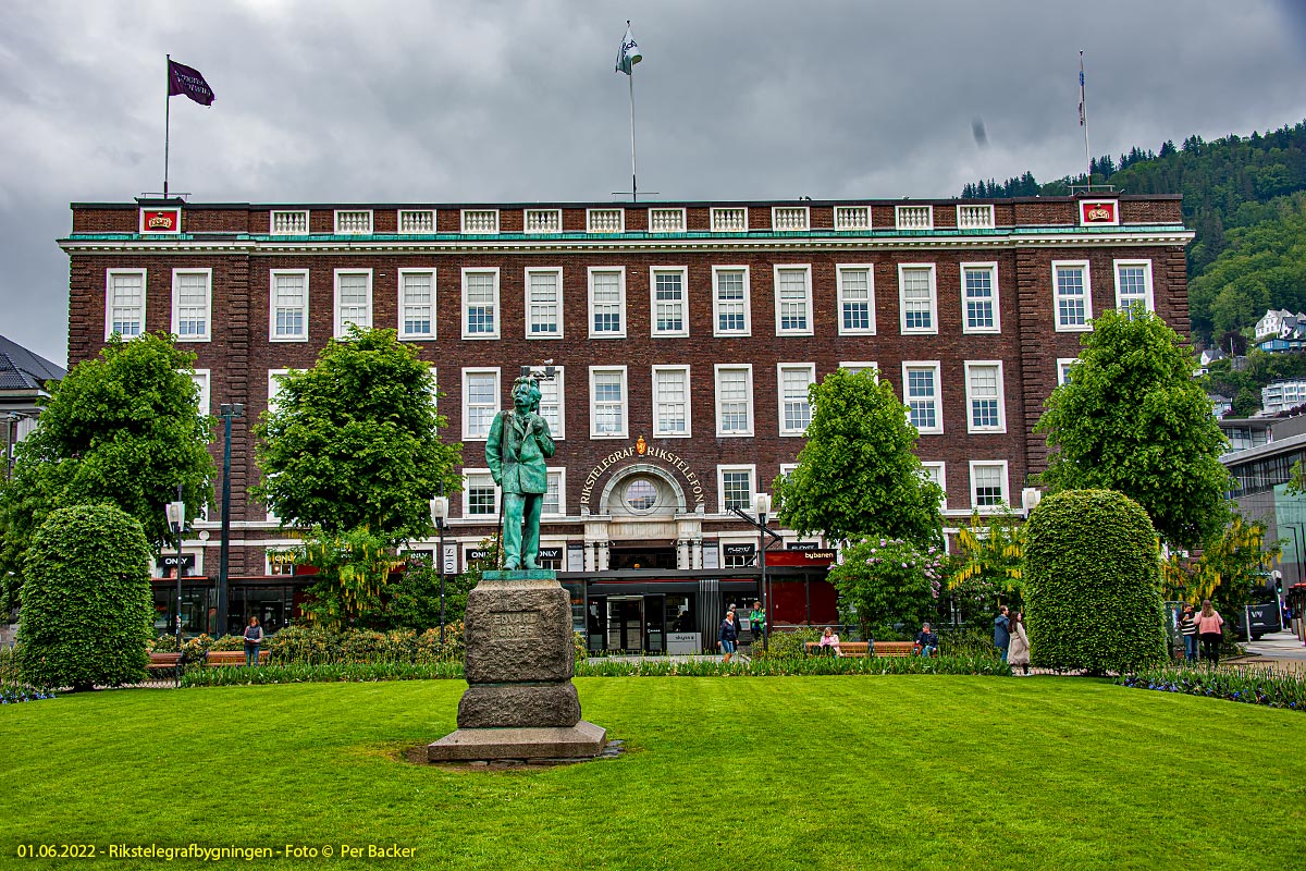 Rikstelegrafbygningen. Statue av Edvard Grieg.