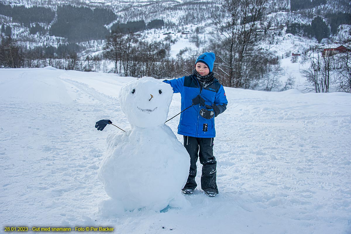 Gut med snømann