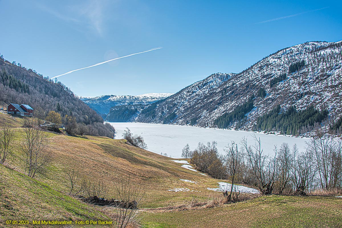 Mot Myrkdalsvatnet