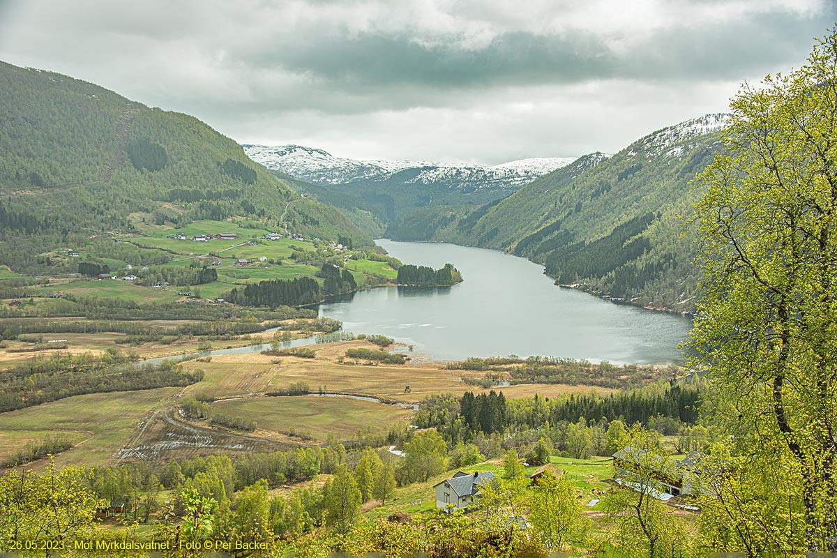 Mot Myrkdalsvatnet