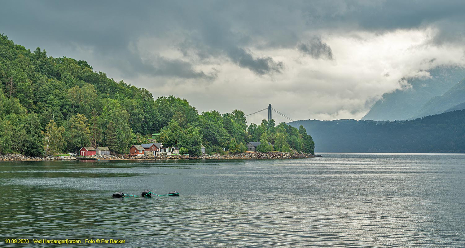 Ved Hardangerfjorden