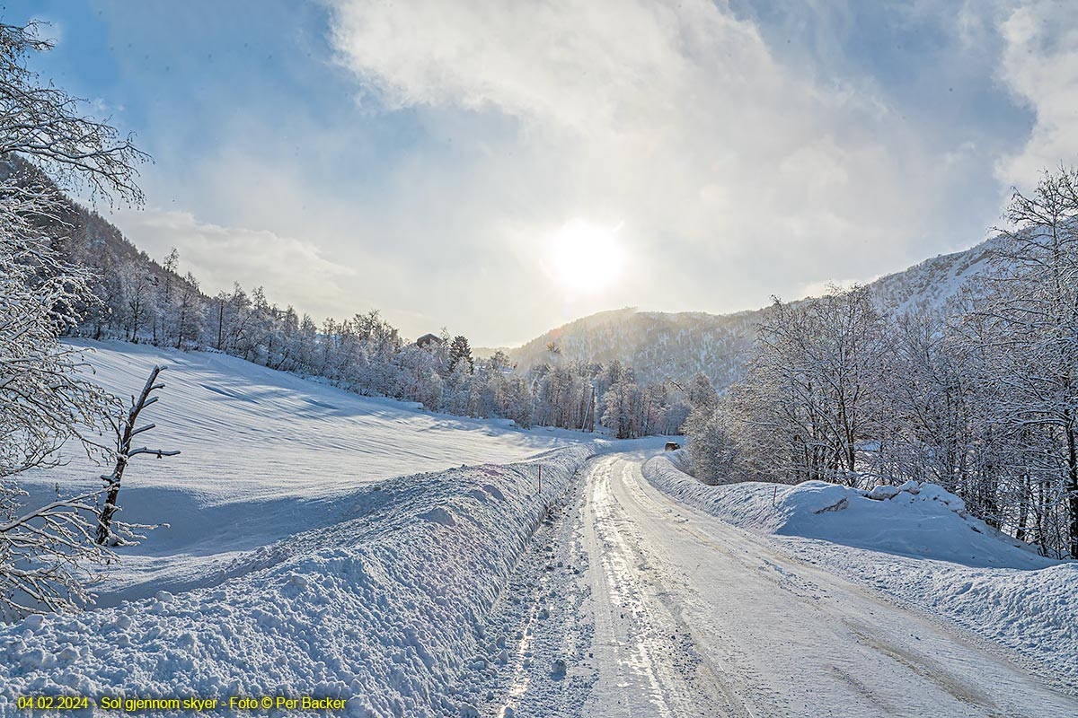 Sol gjennom skyer