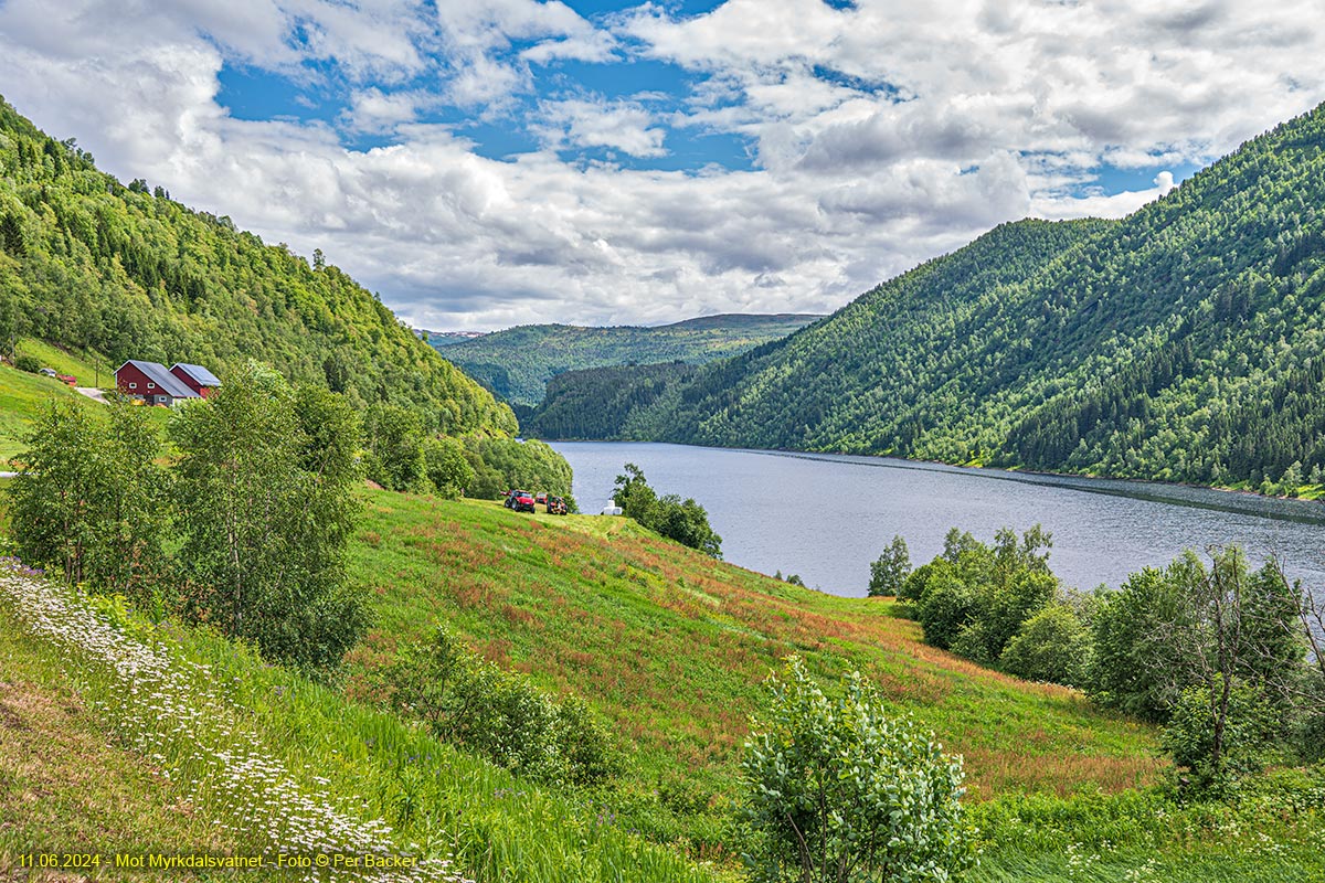 Mot Myrkdalsvatnet