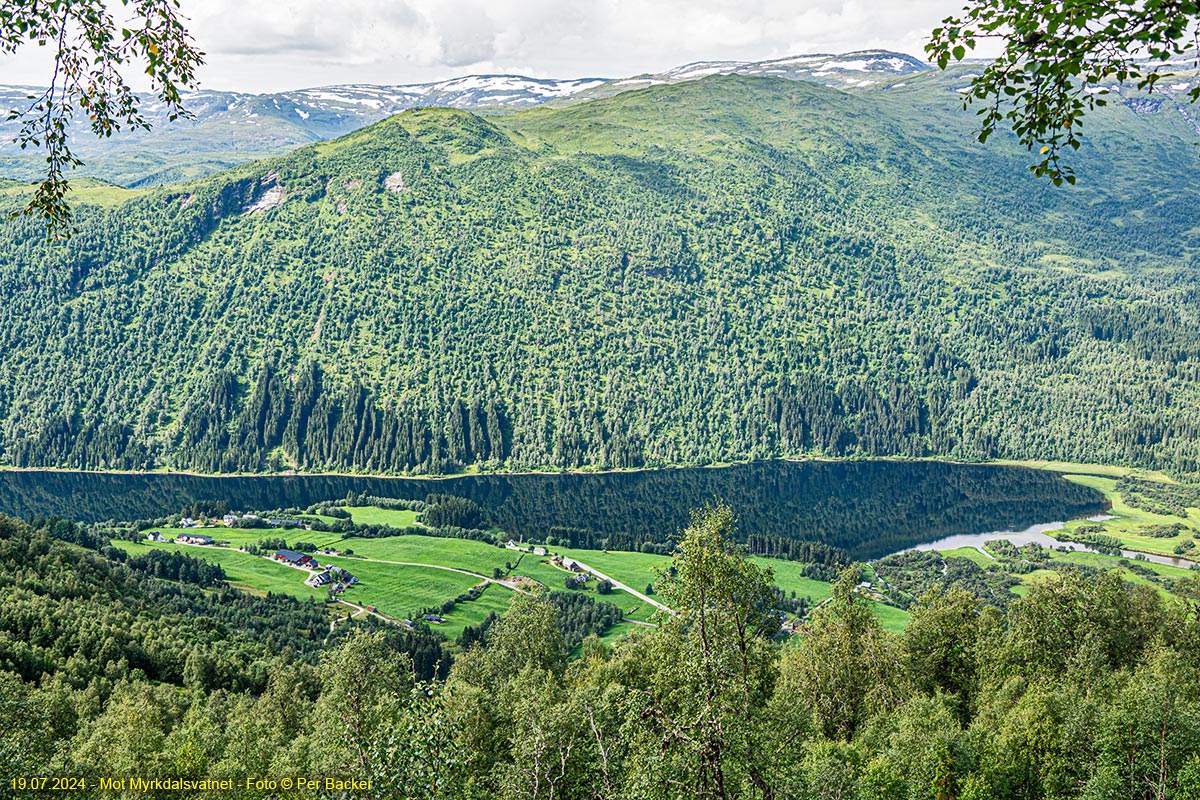 Mot Myrkdalsvatnet