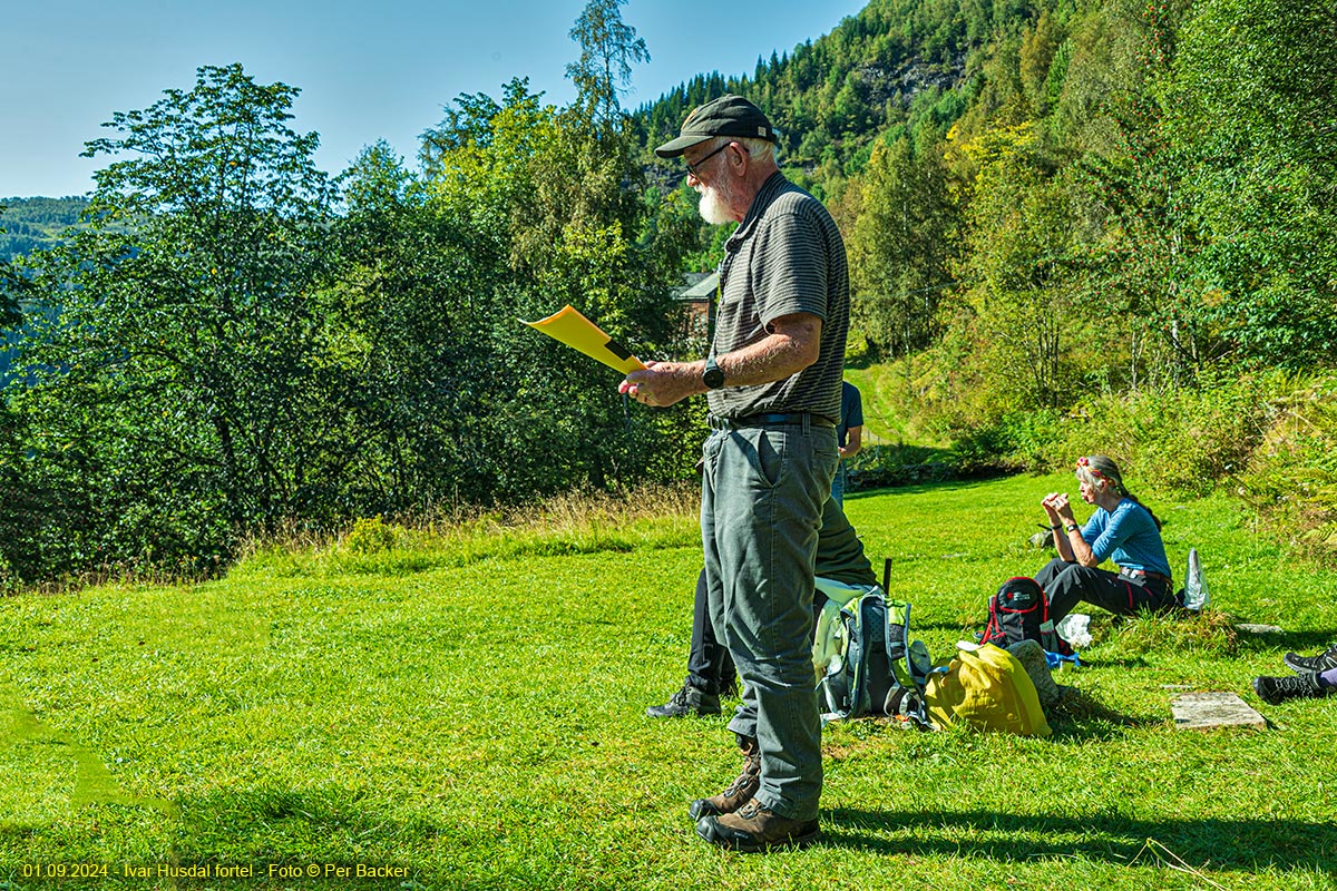 Ivar Husdal fortel om den gamle kyrkja på Øvre Vinje