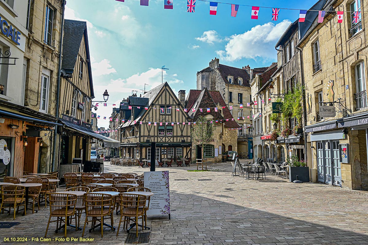 Frå Caen - ein open plass med mange restaurantar