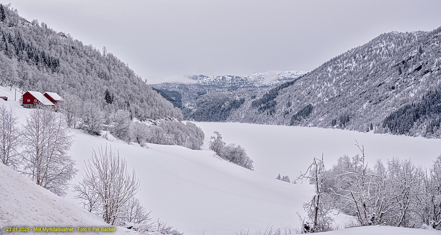 Mot Myrkdalsvatnet