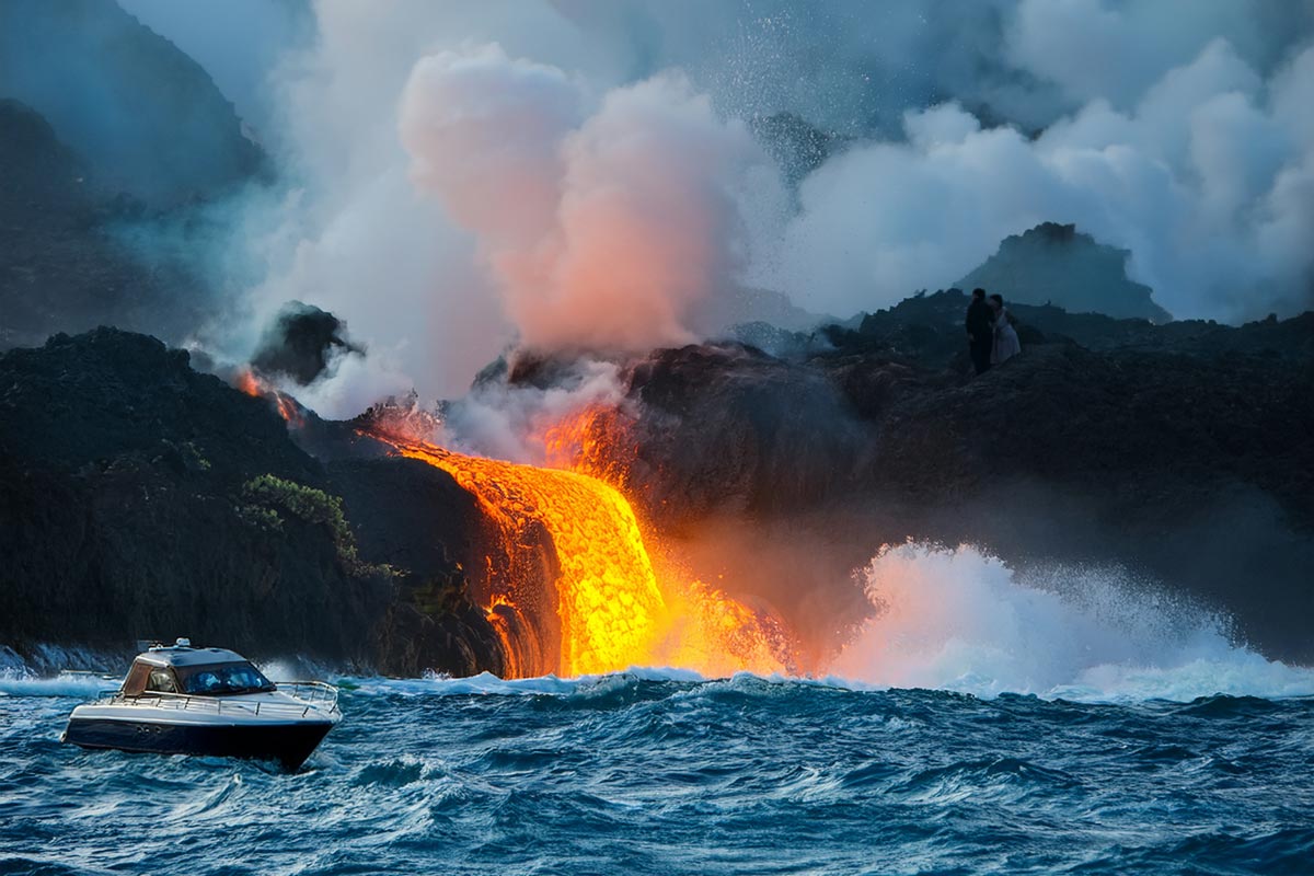Lava renn ut i havet (KI)