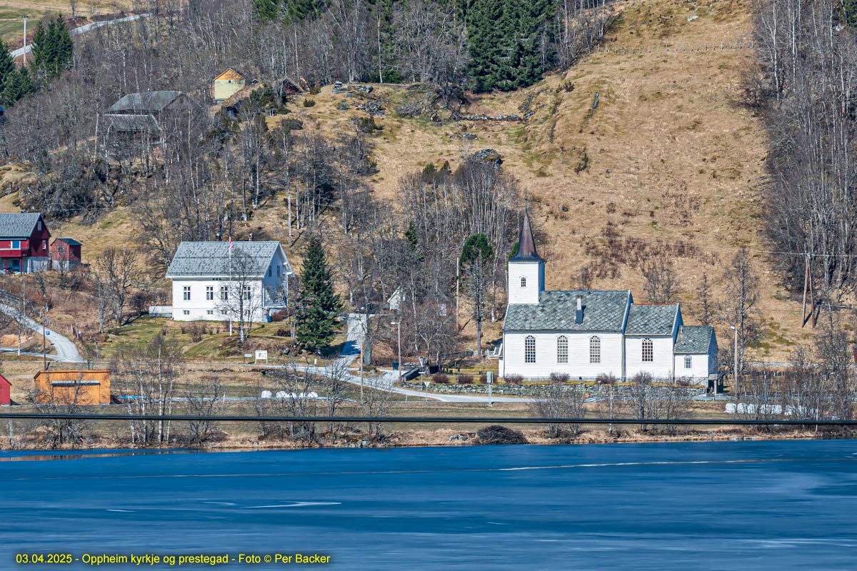 Oppheim kyrkje og prestegard