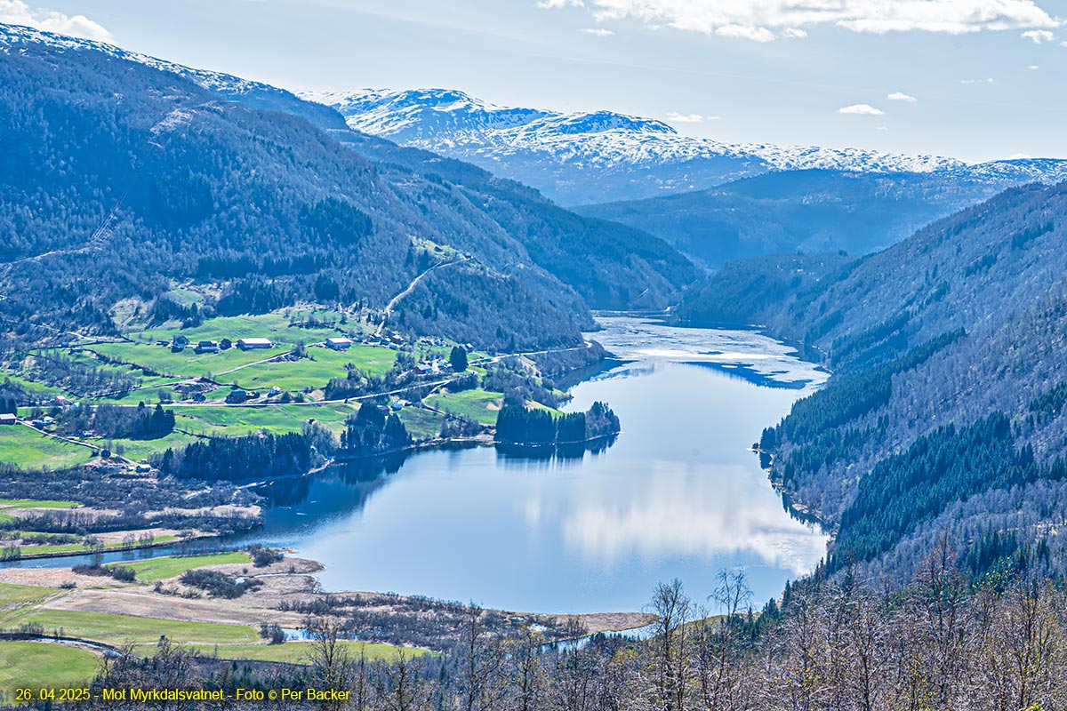 Mot Myrkdalsvatnet