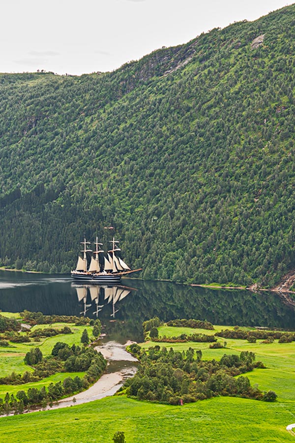 Seglskip på Myrkdalsvatnet (KI)