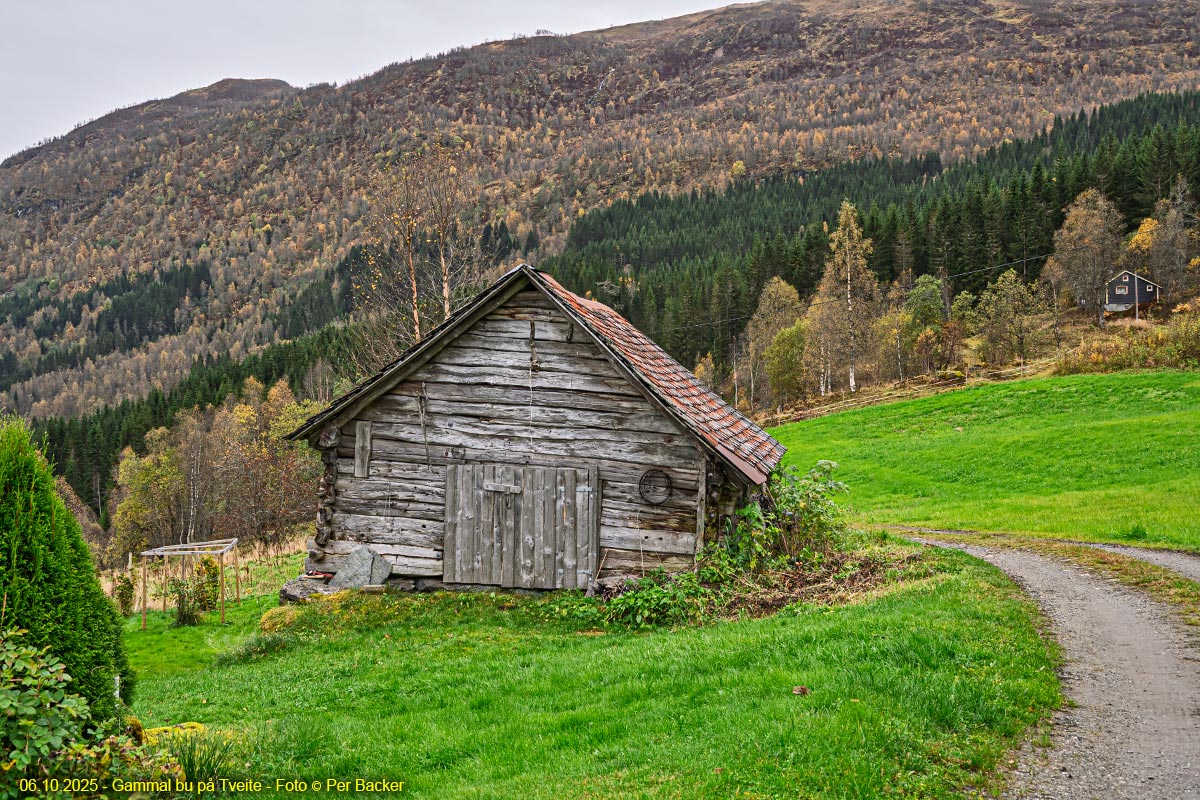 Gammal bu på Tveite