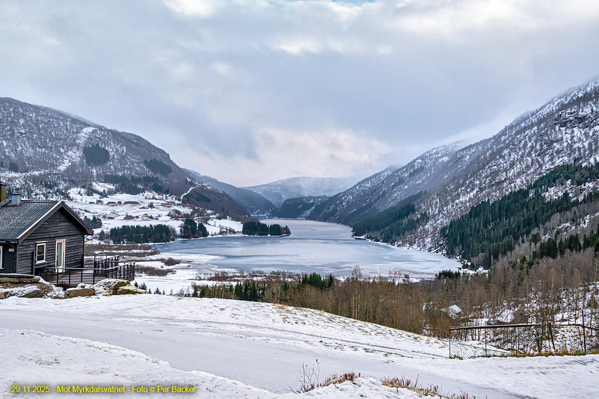 Mot Myrkdalsvatnet