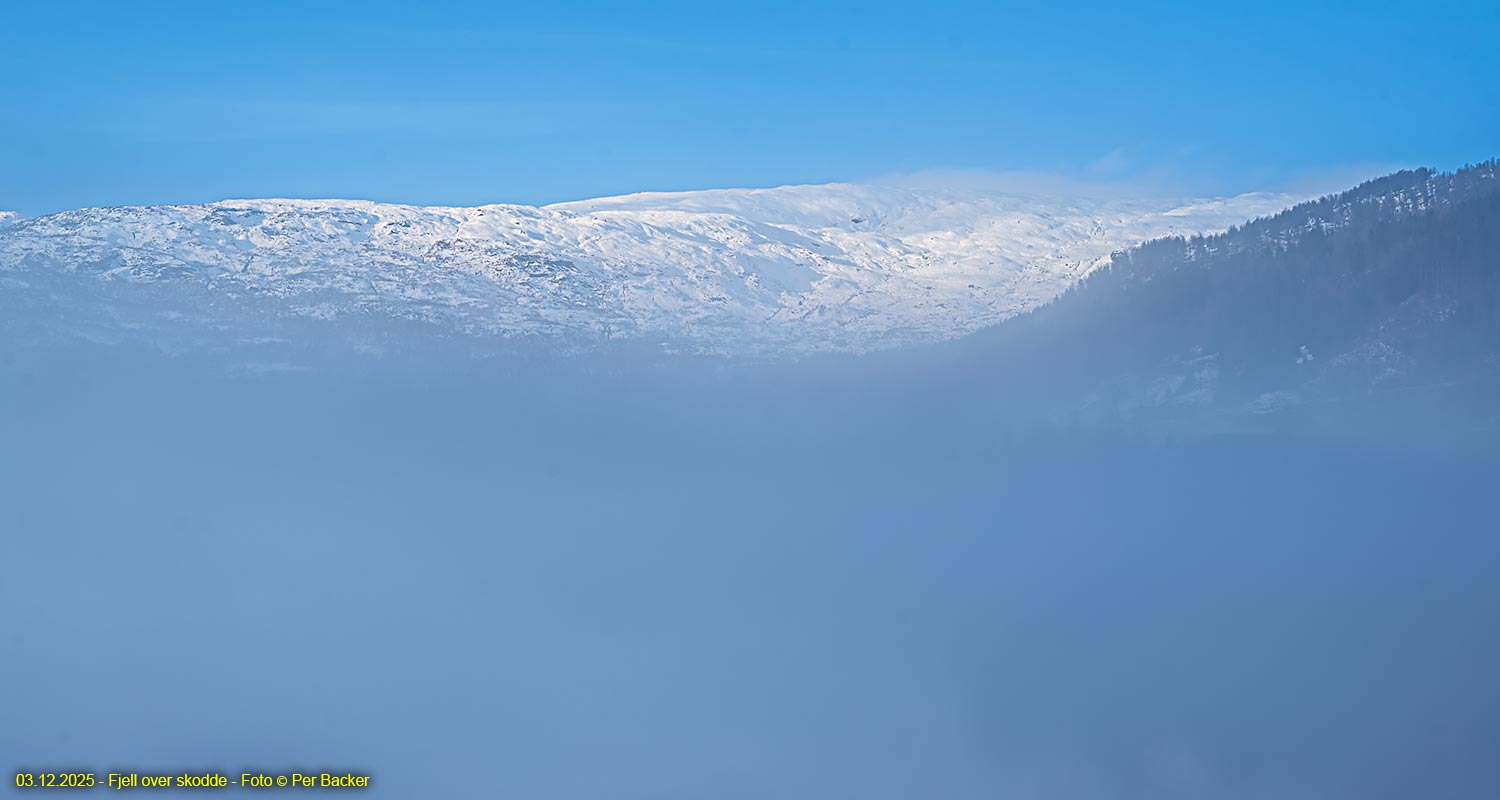 Fjell over skodde