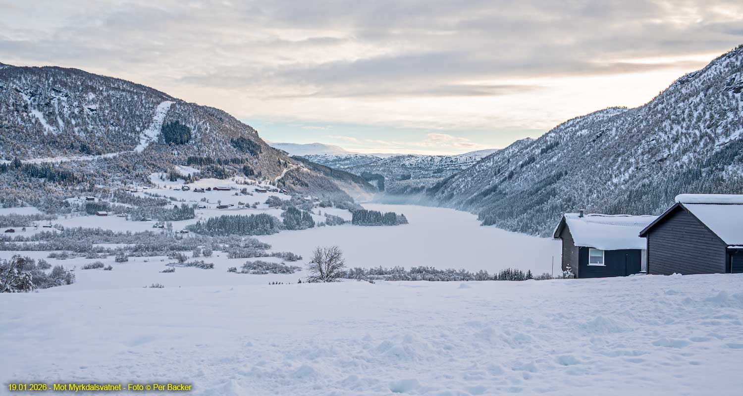 Mot Myrkdalsvatnet