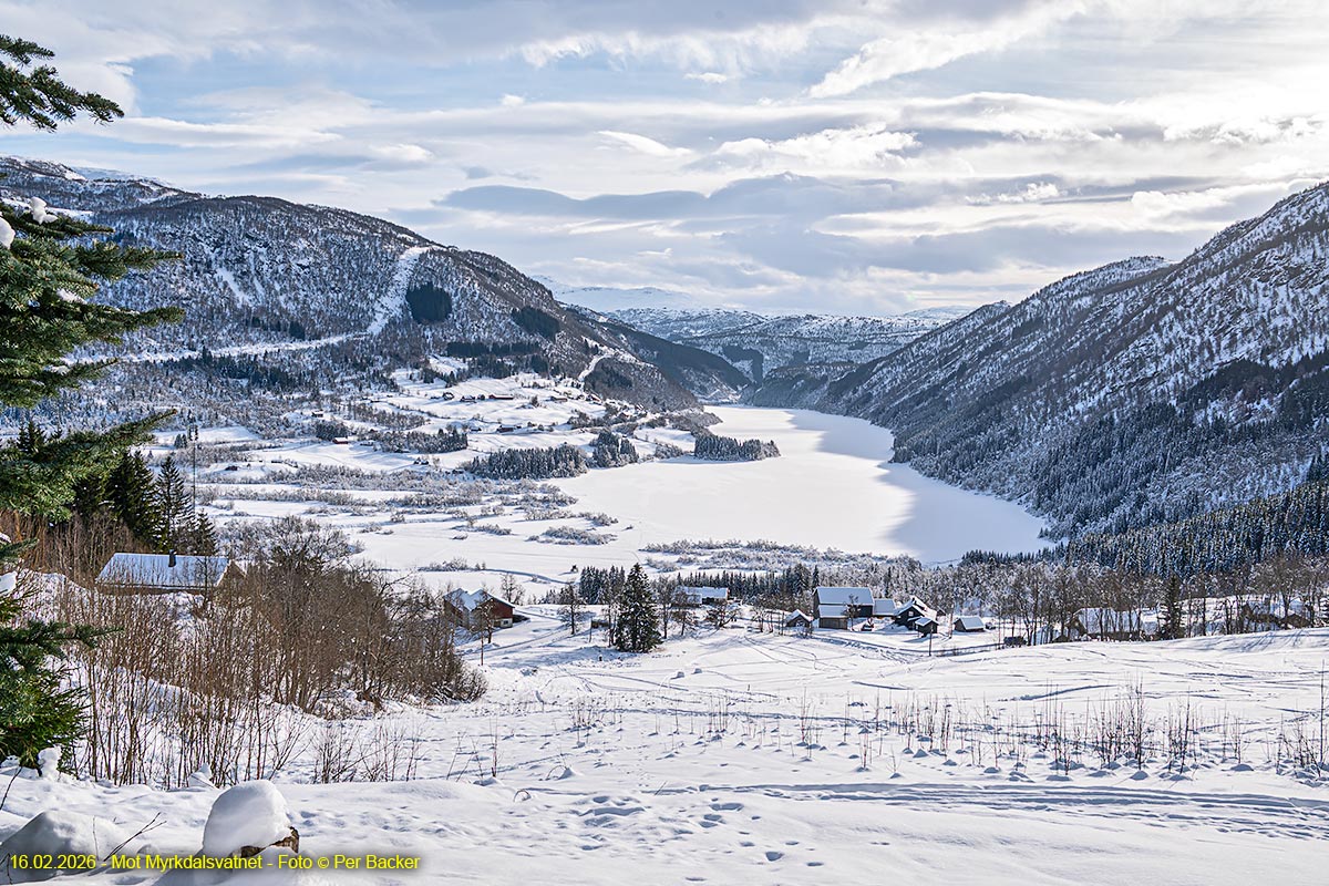 Mot Myrkdalsvatnet