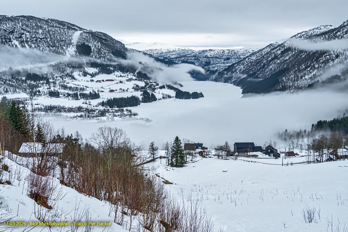 Mot Myrkdalsvatnet