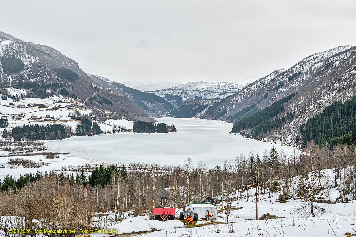 Mot Myrkdalsvatnet