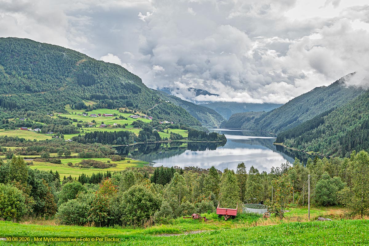 Mot Myrkdalsvatnet